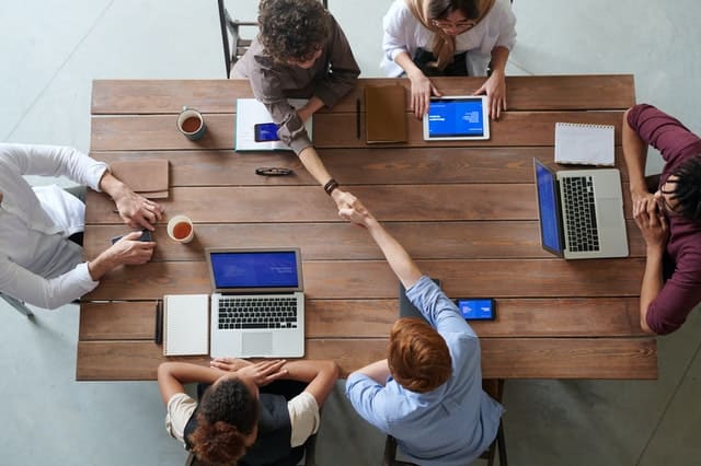 meerdere mensen aan tafel met internet